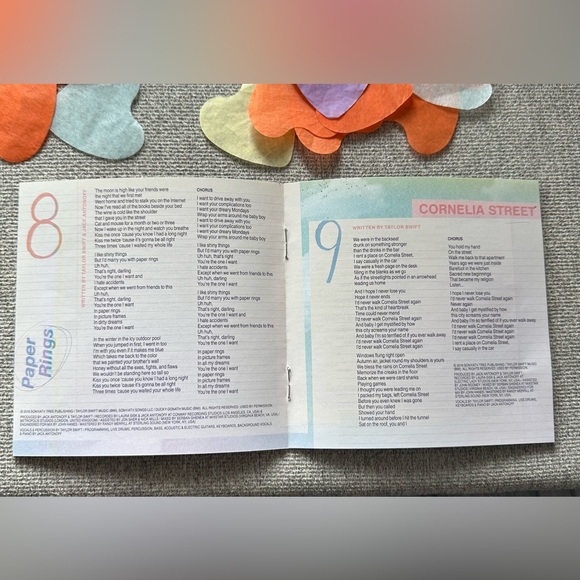 Taylor Swift signed Lover booklet with ME! cd - Picture 6 of 13